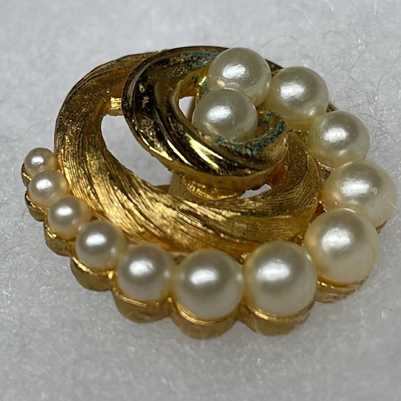 Trifari Single - Picture 4 of 8